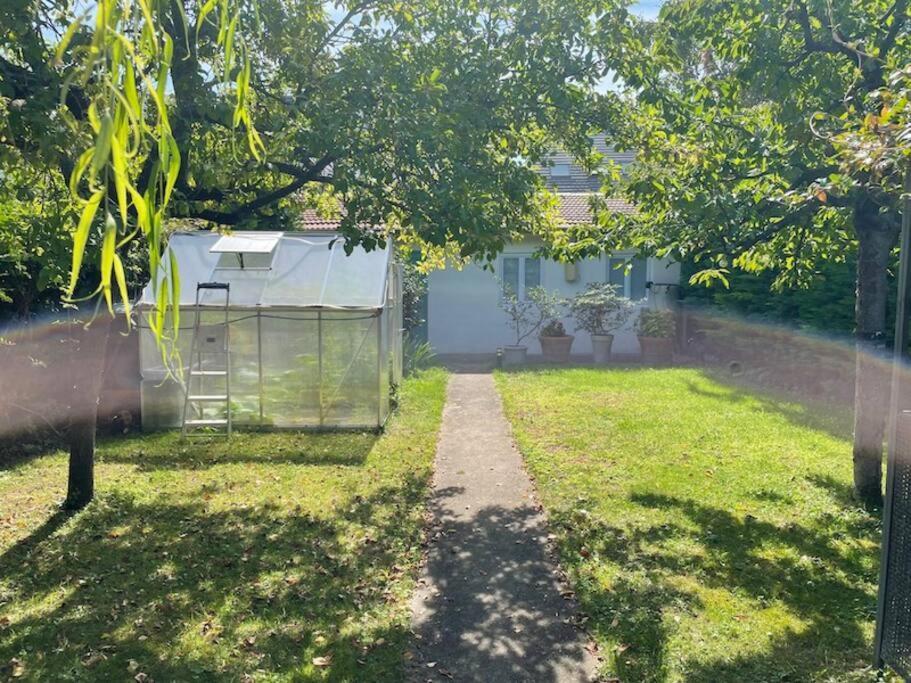 Maisonnette Dans Jardin Partage Colombes  Bagian luar foto