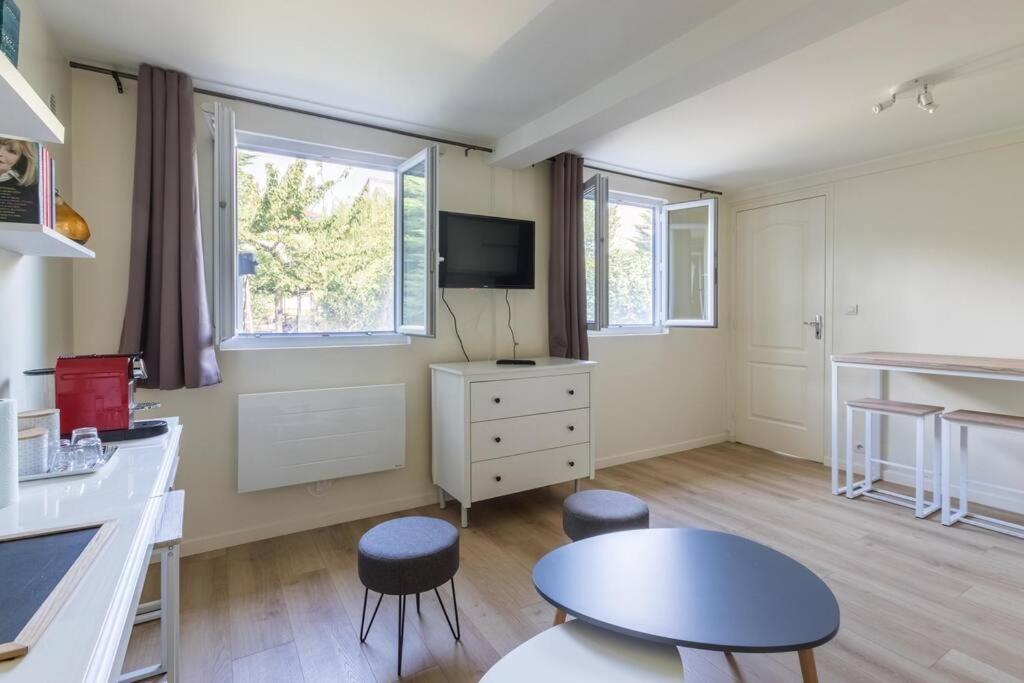 Maisonnette Dans Jardin Partage Colombes  Bagian luar foto