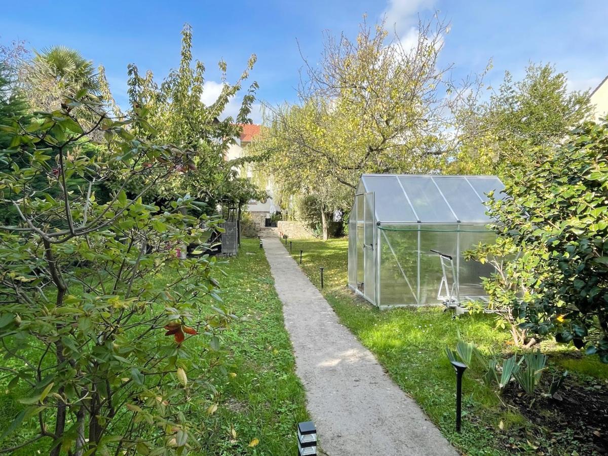 Maisonnette Dans Jardin Partage Colombes  Bagian luar foto